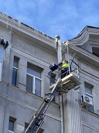 Комунальники Харкова очистили покрівлі від бурульок